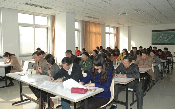 唐山勞動技師學(xué)院組織2014年干部法律知識學(xué)習(xí)及考試