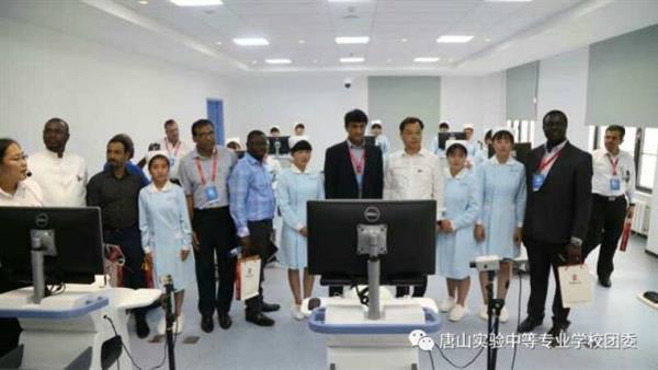 唐山實(shí)驗(yàn)中專師生喜迎國際職業(yè)技術(shù)教育大會國內(nèi)外嘉賓的到來