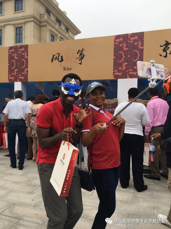 唐山實(shí)驗(yàn)中專師生喜迎國際職業(yè)技術(shù)教育大會國內(nèi)外嘉賓的到來