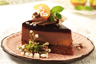 想學(xué)蛋糕制作嗎？煙臺(tái)糕點(diǎn)培訓(xùn)學(xué)校滿足你！