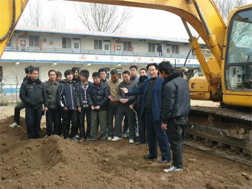 挖掘機能做哪些工作？濟南駿大挖掘機學(xué)校幫你神“挖”一下